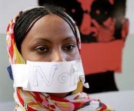 A Sudanese female journalist in a protest against censorship (FILE)