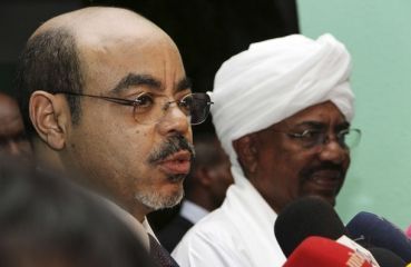 رئيس الوزراء الاثيوبي ملس زيناوي يتحدث للصحافة بحضور الرئيس السوداني عمر البشير في الخركوم 21 اغسطس 2011 (رويترز))