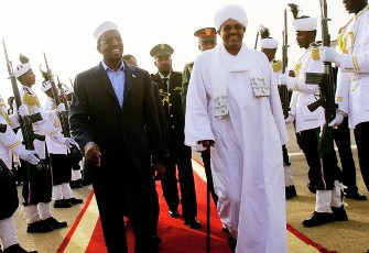 Sudan's President Omar Hassan al-Bashir welcomes his Somali counterpart Sharif Sheikh Ahmed (L) at Khartoum Airport August 1, 2011 (Reuters)
