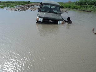 Car sinks on Jalle - Maar road while returning from Panyagor, Twic East county, Jonglei state, South Sudan. August 14, 2011 (ST)