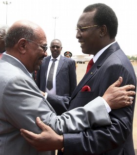 FILE - Sudan's President Omer Al Bashir (L) welcomes Chad's President Idriss Deby at Khartoum Airport May 23, 2011 (Reuters)