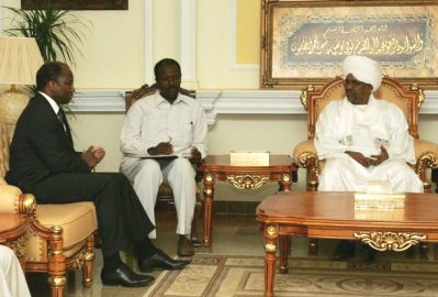 Djiril Bassole meets President Omer Al-Bashir on July 20, 2008 (file/AFP)