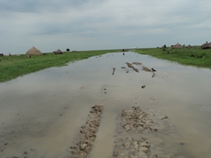 Road between Jalle (Bor county) and Maar (Twic East county) is completely under water, 14 Aug. 2011 (ST)