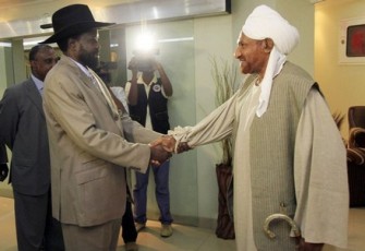 NUP leader Al-Sadiq Al-Mahdi (R) shakes hands with South Sudan President Salva Kiir (FILE-Getty Images)