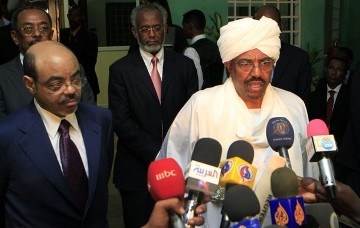 Sudanese President Omer Hassan al-Bashir (R) speaks to the media during a joint news conference with Ethiopian Prime Minister Meles Zenawi after their meeting in Khartoum August 21, 2011 (REUTERS PICTURES)
