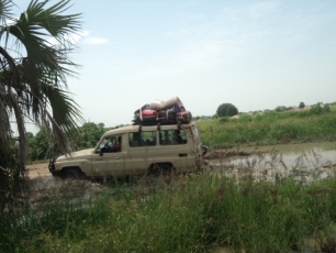 A four-wheel drive vehicle struggles to reach Bor from Juba on 4 August 2014 due to the deterioriating condition of the highway in Panwel in Bor county (ST)