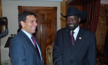 South Sudan president Salva Kiir (R) and Israeli MP Danny Danon (JP)