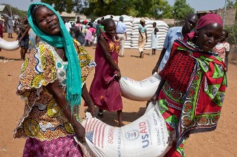 Southern Sudanese women carry sacks of food distributed by the World Food Programme (WFP) in Juba on January 6, 2011 (AFP)