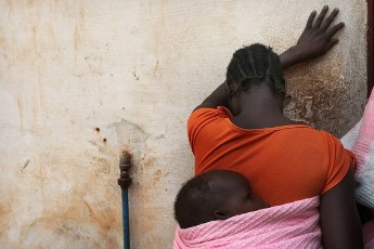 FILE - A woman waits in line to register at a hospital run in parternership with Doctors Without Borders (Medecins Sans Frontieres) January 17, 2011 in the town of Yambio, south Sudan (AFP)