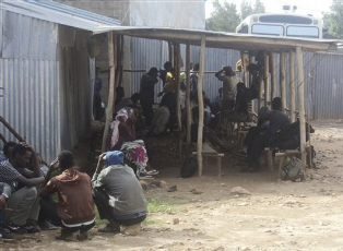 Refugees from Eritrea waiting to be screened by the Ethiopian authorities in Endabaguna town, Wednesday, July 27, 2011 (AP)