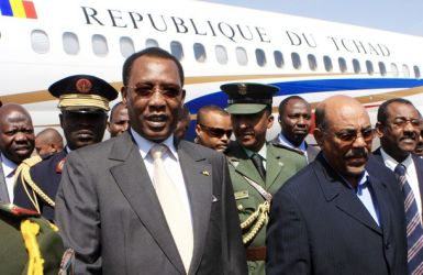 Chad's President Idriss Deby (L) walks next to his Sudanese counterpart Omar Hassan al-Bashir (R) at Khartoum airport Feb 8, 2010 (Reuters)