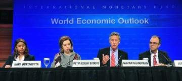 Olivier Blanchard(2nd-R), chief economist for the IMF speaks September 20, 2011 during a press briefing on the World Economic Outlook report at IMF headquarters in Washington, DC (AFP)