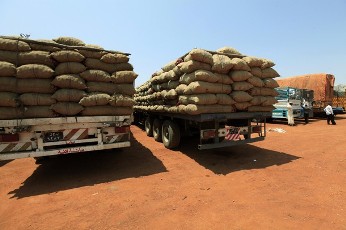 Goods are seen on trucks before being loaded onto barges at the Nile port of Kosti in White Nile State, September 21, 2011 (Reuters)