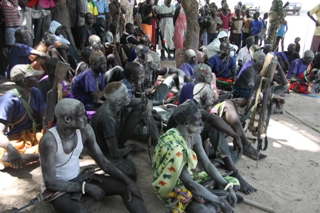 Gelweng youth waiting in Jier district of Rumbek Central county to handover their guns to the SPLA. Sept. 10, 2011 (ST)