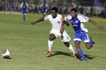 Bakri Abdelgadir-Babeker (R) of Sudan's Hilal battles for the ball with Emmanuel Anyanwu of Nigeria's Enyimba during their African Champions League (CAF) soccer match in Khartoum September 9, 2011 (Reuters)