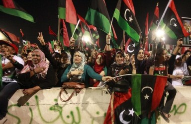 ليبيون يحتفلون بوفاة القذافي في ساحة الشهداء في العاصمة طرابلس يوم الخميس 20 اكتوبر 2011 (رويترز)