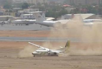 صورة للطائرة لدى هبوطها بمطار الخرطوم