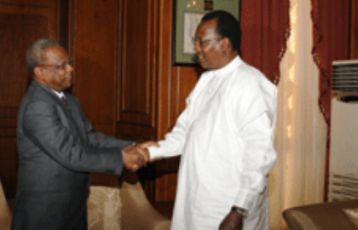 President Idriss Deby shakes hands with Sudan’s NISS chief in Ndjamena on 7 October 2011 ( photo Chadian presidency)