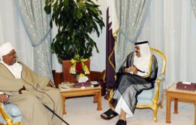 Sudan's Omer al-Bashir (L) talks with the Emir of Qatar Hamad bin Khalifa Al-Thani after his arrival in Doha on Oct 10, 20011 (photo QNA)