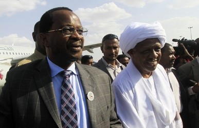 Sudan's President assistant Nafie Ali Nafie (R) walks with the leader of  Liberation and Justice Movement (LJM) Tijani el-Sissi (L) during his arrival at Khartoum airport October 22, 2011 - (Reuters)