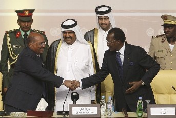 Sudan's President Omar Hassan al-Bashir (L) shakes hands with his Chadian counterpart Idriss Deby as Qatar's Emir Sheikh Hamad bin Khalifa al-Thani (2nd L) looks on after the official signing of a peace accord between Sudan and Darfur rebel group Liberation and Justice Movement (LJM) in Doha July 14, 2011 (REUTERS PICTURES)