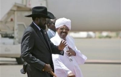 Sudanese president Omer al-Bashir, right, walks with South Sudan's resident Salva Kiir, left, after his arrival in Khartoum,  on Saturday Oct.8, 2011.  (AP)