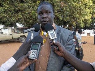 Angok Arthur Akuien, the newly elected chairperson of the youth initiative addressing journalists in Aweil, November 27, 2011 (Julius Uma/ST)