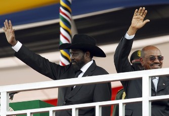 FILE - South Sudan's President Salva Kiir (L) and Sudan's President Omar Hassan al-Bashir wave to the crowd during the Independence Day ceremony in Juba July 9, 2011 (Reuters)