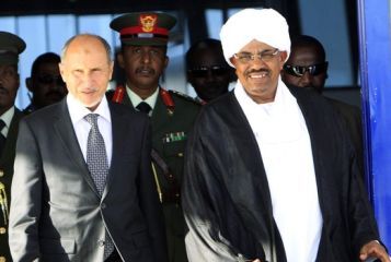 President Omer al-Bashir welcomes Libya's National Transitional Council (NTC) leader Mustafa Abdel Jalil (L) upon his arrival at Khartoum Airport November 25, 2011 -(Reuters)