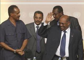 Eritrean president, Isias Aferwerki and Sudanese president, Omar al-Bashir, Doha, UAE July 14, 2011 (Reuters)