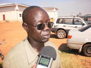 Peter Dak Khan briefing the media about Mayom students' ceremony in Unity State 27, Nov 2011 (Bonifacio Taban for Sudan Tribune)