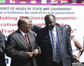 Sudanese president Omar Hassan al-Bashir (L) and Kenyan president Mwai Kibaki (R)