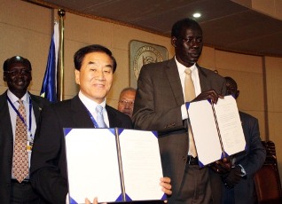 South Korea’s Minister of Special Affairs Lee Jae-oh (left) and South Sudan's Foreign Minister Deng Alor Kuol show protocols to establish diplomatic relations between the two countries at the presidential palace in Juba, South Sudan. (Yonhap News)