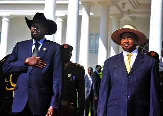 Uganda's President Yoweri Museveni (R) stands next to his South Sudan's counterpart Salva Kiir upon his arrival at State House in Entebbe on November 17, 2011 (AFP)