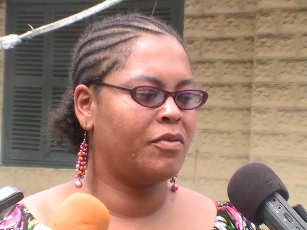 US Public Affairs Officer, Phaedra in South Sudan Embassy in Juba, addressing the press outside the governor's office in Bor. 18 November 2011 (ST)