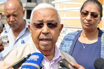 Outgoing Cape Verde President Pedro Pires speaks to the press next to his wife Adelcia Pires (R) after voting during the presidential elections in Praia on August 21, 2011 (AFP)