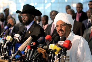 Sudanese President Omar al-Bashir (R) and his South Sudan counterpart Salva Kiir hold a joint press conference in Khartoum on October 9, 2011 (Getty)