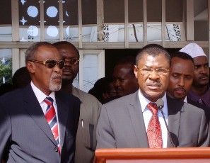 FILE - Kenyan Foreign Affairs Minister, Moses Wetangula (At podium) addresses a press conference as Somalia's Defenee minister, Husein Arab Isse (2-R) and his Kenyan counterpart Yusuf Haji (L) look on at Somalia's Presidental House on October 18, 2011 in Mogadishu (AFP)