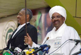 Sudanese president Omer Hassan al-Bashir (R) and presidential assistant Nafie Ali Nafie (L) - SUNA