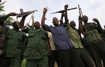 Soldiers from Sudan's army celebrate after gaining control of an area in Blue Nile state capital al-Damazin, on 5 September 2011 (Photo:Reuters)