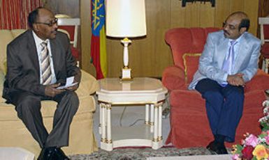 Ethiopian PM Meles Zenawi (R) receives Sudanese minister Abdel Rahim Hussein (file/ENA)