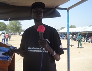 Ayom Deng Ajak a HIV sufferer in Bor, addresssing the public in Bor, Jonglei state, South Sudan, December 1, 2011 (ST)