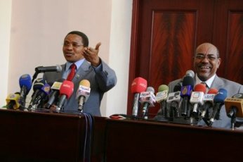 FILE - Tanzanian President Jakaya Kikwete (L) speaks during a joint press conference with his Sudanese counterpart Omar Hassan al-Bashir in Khartoum on September 8, 2008 (AFP)