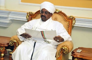 Sudan's President Omer Hassan al-Bashir reads a letter from his Kenyan counterpart Mwai Kibaki as he received Kenya's foreign minister Moses Wetangula  in Khartoum December 1, 2011 (Reuters)