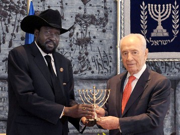 Israeli President Peres presents an antique menorah to Salva Kiir on Tuesday 20 December 2011 (vosizneias.com)