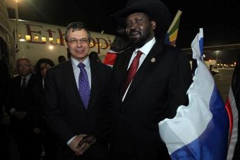 South Sudan president Salva Kiir (R) standing next to Deputy Foreign Minister Danny Ayalon at the airport as he arrives in Israel December 20, 2011 (Danny Ayalon Facebook Page)