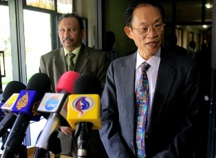 China's Special Envoy for African Affairs Liu Guijin (R) speaks to reporters after meeting Sudanese Foreign Minister Ali Ahmed Karti (not pictured) in Khartoum on December 8, 2011 (AFP)