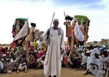 Musa Hilal addresses a crowd of villagers at his North Darfur home area in Mistiriyha, Sudan, on 10 May 2005 (Photo: Reuters)