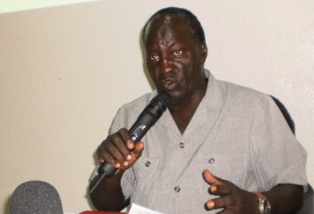 Prof. Alfred Lokuji, a Juba university don speaking during the Murle/Luo Nuer briefing in Juba, December 15, 2011 (ST)