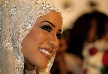 أماني موسى هلال الزوجة الجديدة للرئيس التشادي ادريس دبي في حفل عقد القرأن الذي تغيب عنه العريس (ا ف ب)